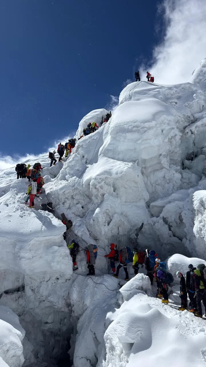 Climbers in Manaslu 2026